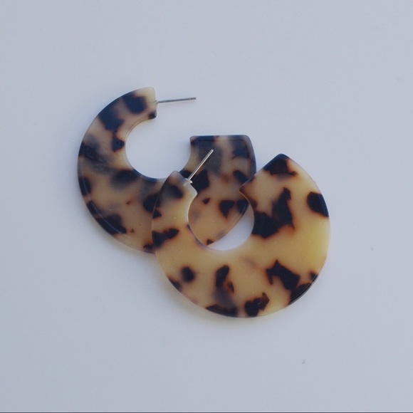 UO Style Blonde Tortoise Statement Earrings - Picture 3 of 8